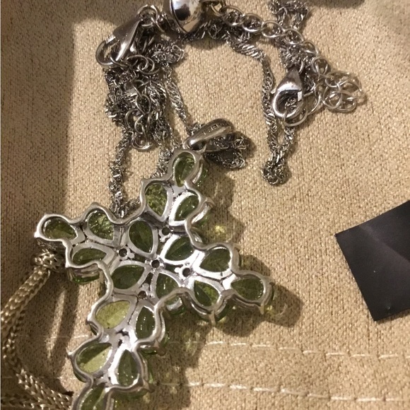 New 13.14 TCW Manchurian Peridot & 0.40TW White Topaz Rhodium/925 Cross Necklace - Picture 7 of 16